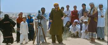 Sunny og Aftab engasjerer landsbyfolket i lokal filminnspilling i filmen "Filmistaan".